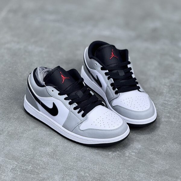 کفش نایک ایر جردن وان لو اسموک سفید طوسی Nike Air Jordan 1 Low Smoke White Grey کفش نایک ایر جردن وان لو اسموک سفید طوسی Nike Air Jordan 1 Low Smoke White Grey