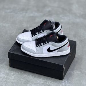 کفش نایک ایر جردن وان لو اسموک سفید طوسی Nike Air Jordan 1 Low Smoke White Grey کفش نایک ایر جردن وان لو اسموک سفید طوسی Nike Air Jordan 1 Low Smoke White Grey