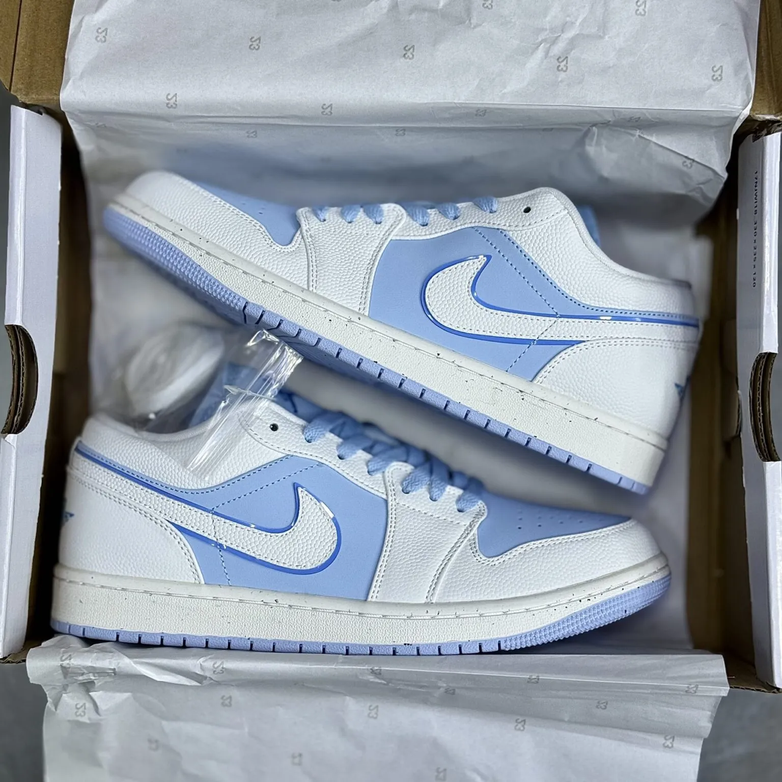 کفش نایک ایر جردن وان لو آبی یخی Nike Air Jordan 1 Low Ice Blue کفش نایک ایر جردن وان لو آبی یخی Nike Air Jordan 1 Low Ice Blue - تصویر 3