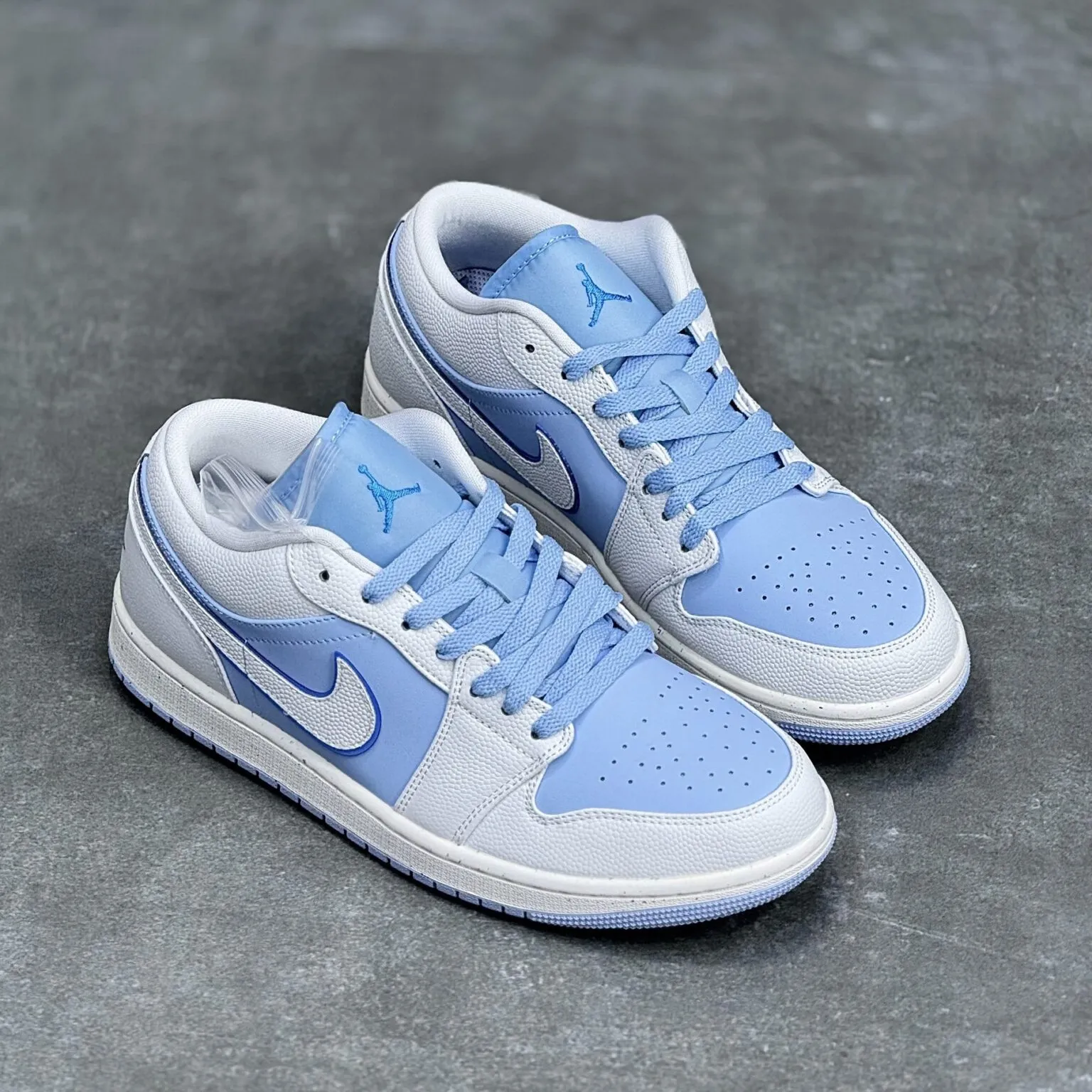 کفش نایک ایر جردن وان لو آبی یخی Nike Air Jordan 1 Low Ice Blue کفش نایک ایر جردن وان لو آبی یخی Nike Air Jordan 1 Low Ice Blue - تصویر 2