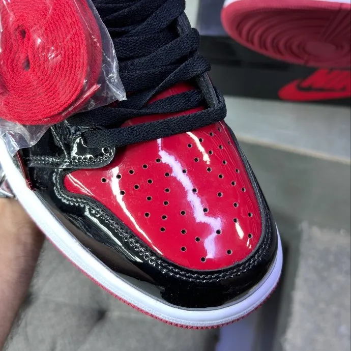 کفش نایک ایر جردن وان ساقدار ورنی مشکی قرمز ( مستر کوالتی ) Nike Air Jordan 1 High Patent Bred کفش نایک ایر جردن وان ساقدار ورنی مشکی قرمز ( مستر کوالتی ) Nike Air Jordan 1 High Patent Bred - تصویر 3