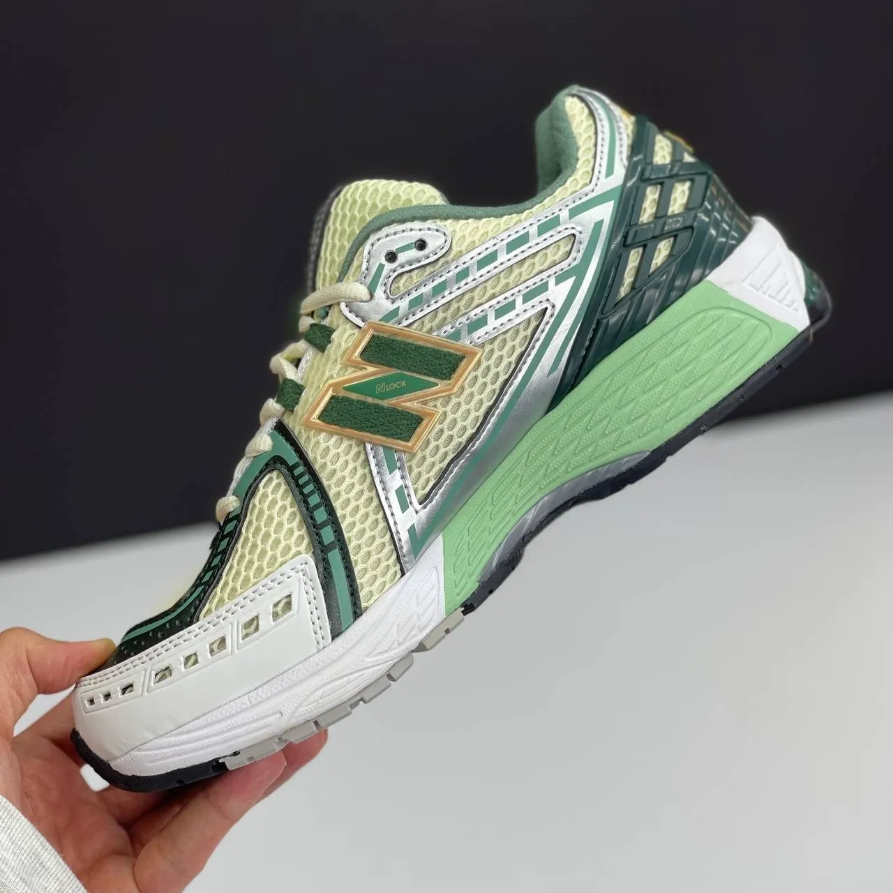 کفش نیوبالانس 1906R کرم سبز New Balance 1906R Cream Green کفش نیوبالانس 1906R کرم سبز New Balance 1906R Cream Green - تصویر 2