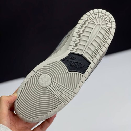 کفش نایک اس بی دانک لو ریگنینگ چمپ طوسی تیره Nike SB Dunk Low Reigning Champ Dark Grey