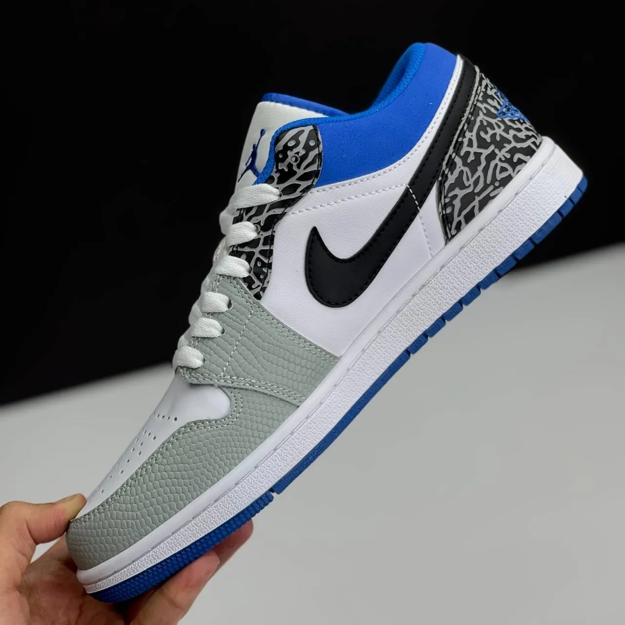 کفش نایک ایر جردن وان لو ترو بلو 1 Nike Air Jordan 1 Low True Blue کفش نایک ایر جردن وان لو ترو بلو 1 Nike Air Jordan 1 Low True Blue - تصویر 2