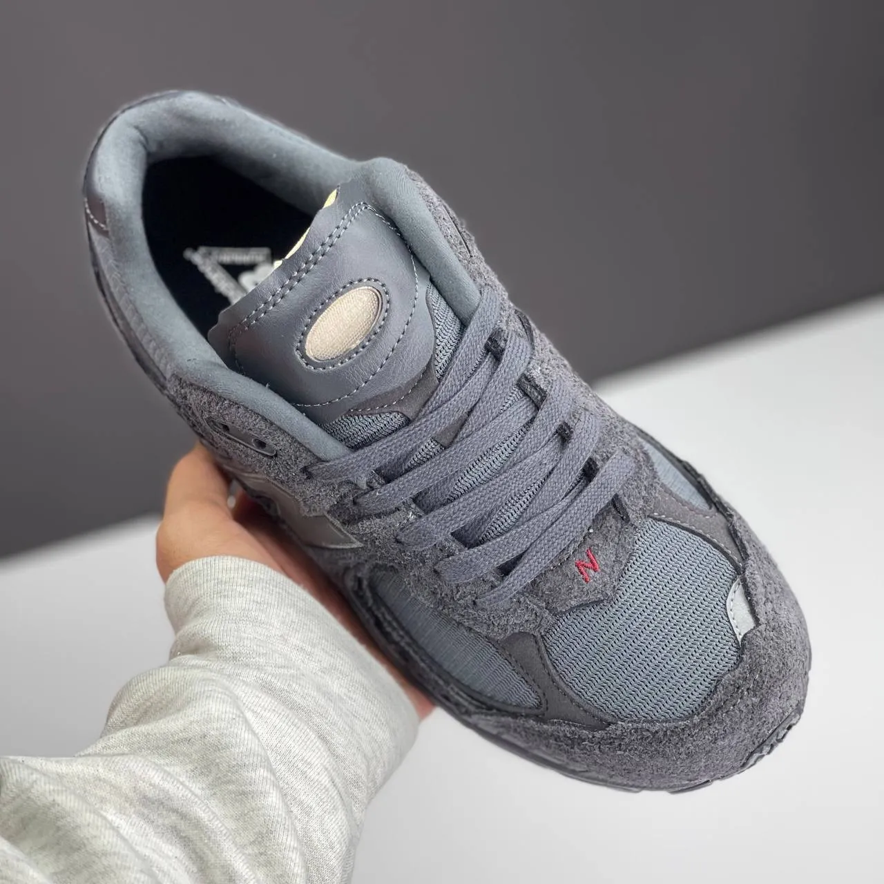 کفش نیوبالانس ۲۰۰۲R زغالی New Balance 2002R Charcoal کفش نیوبالانس ۲۰۰۲R زغالی New Balance 2002R Charcoal - تصویر 3
