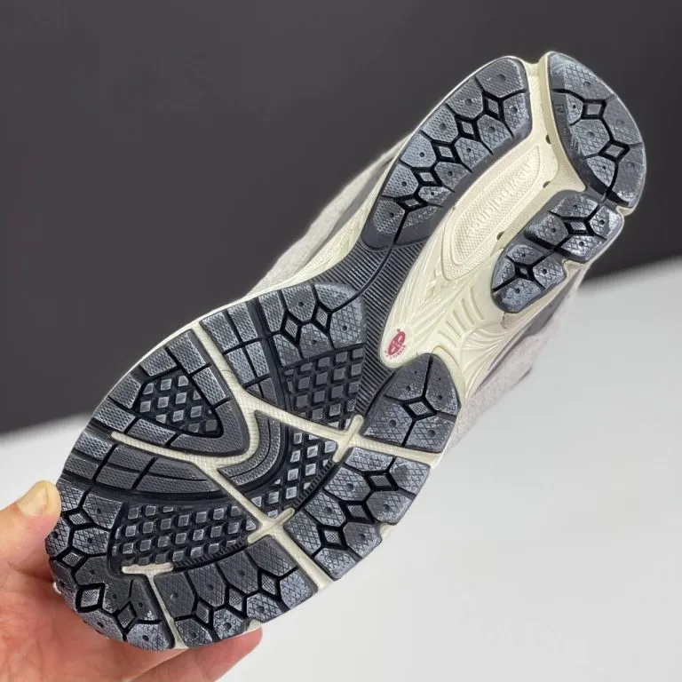 کفش نیوبالانس ۲۰۰۲R طوسی New Balance 2002R Gray کفش نیوبالانس ۲۰۰۲R طوسی New Balance 2002R Gray - تصویر 3