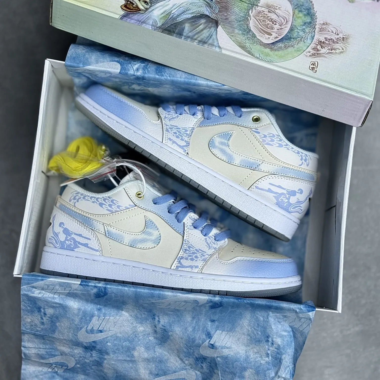کفش نایک ایر جردن وان لو آبی اژدها Nike Air Jordan 1 Low Dragon Blue کفش نایک ایر جردن وان لو آبی اژدها Nike Air Jordan 1 Low Dragon Blue - تصویر 3
