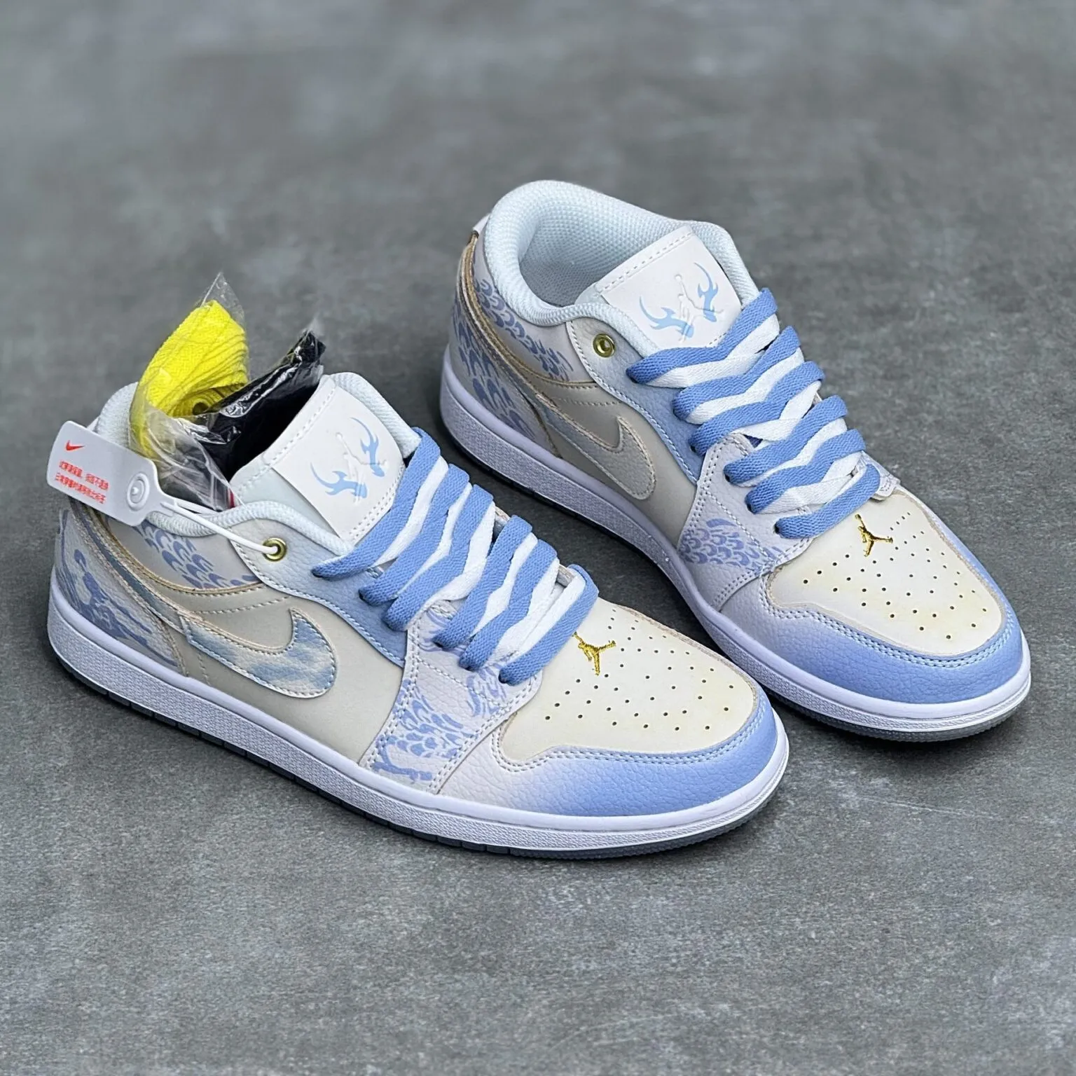 کفش نایک ایر جردن وان لو آبی اژدها Nike Air Jordan 1 Low Dragon Blue کفش نایک ایر جردن وان لو آبی اژدها Nike Air Jordan 1 Low Dragon Blue - تصویر 2