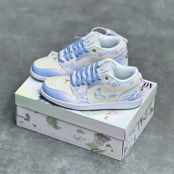 کفش نایک ایر جردن وان لو آبی اژدها Nike Air Jordan 1 Low Dragon Blue کفش نایک ایر جردن وان لو آبی اژدها Nike Air Jordan 1 Low Dragon Blue