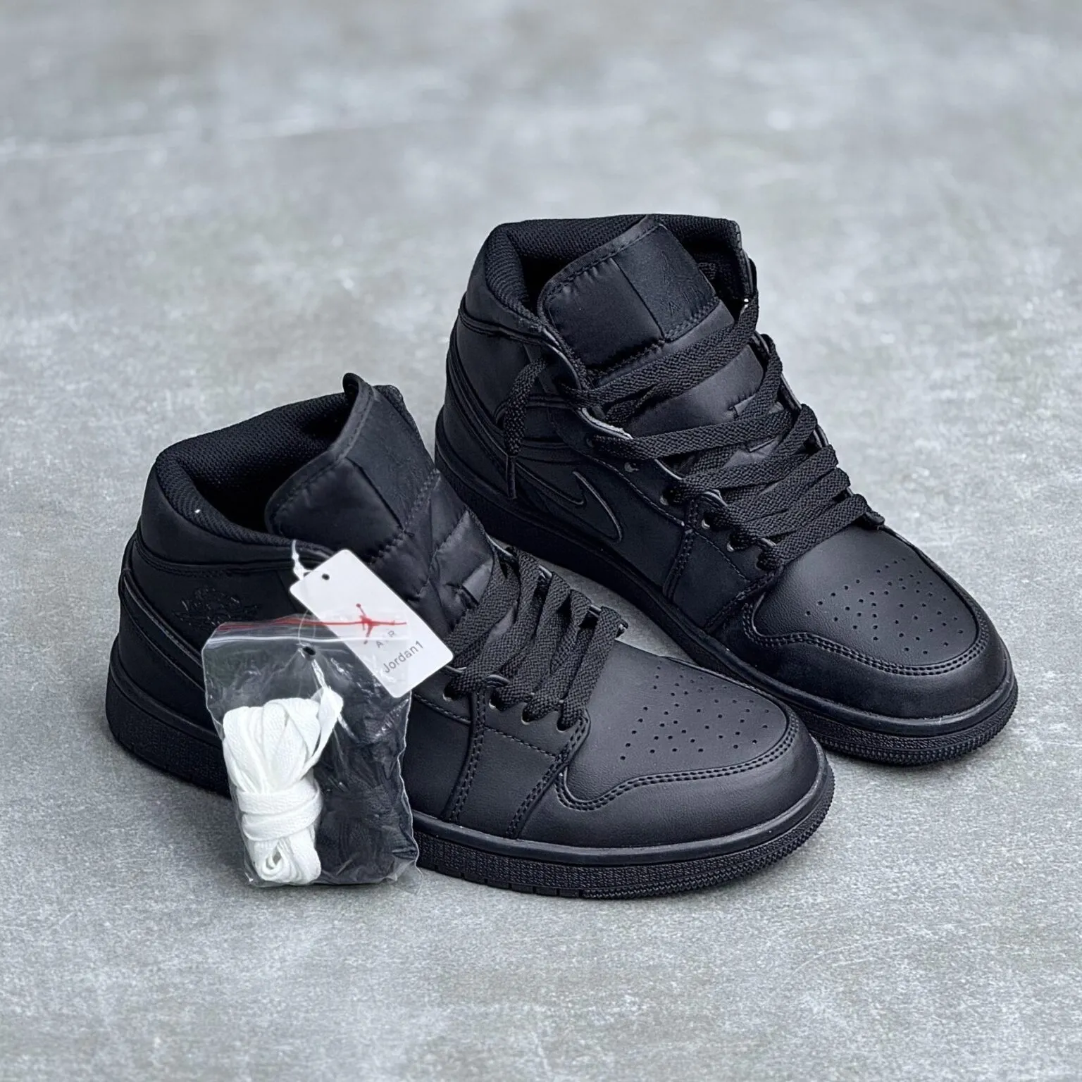 کفش نایک ایر جردن وان ساقدار تمام مشکی Nike Air Jordan 1 High Triple Black - تصویر 2