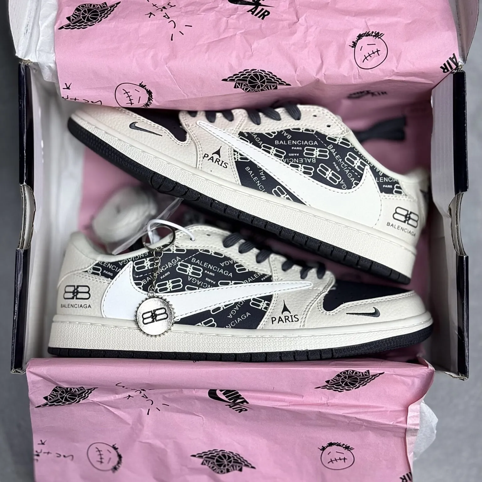 کفش نایک ایر جردن وان لو تراویس اسکات بالنسیاگا Nike Air Jordan 1 Low Travis Scott Balenciaga کفش نایک ایر جردن وان لو تراویس اسکات بالنسیاگا Nike Air Jordan 1 Low Travis Scott Balenciaga - تصویر 2