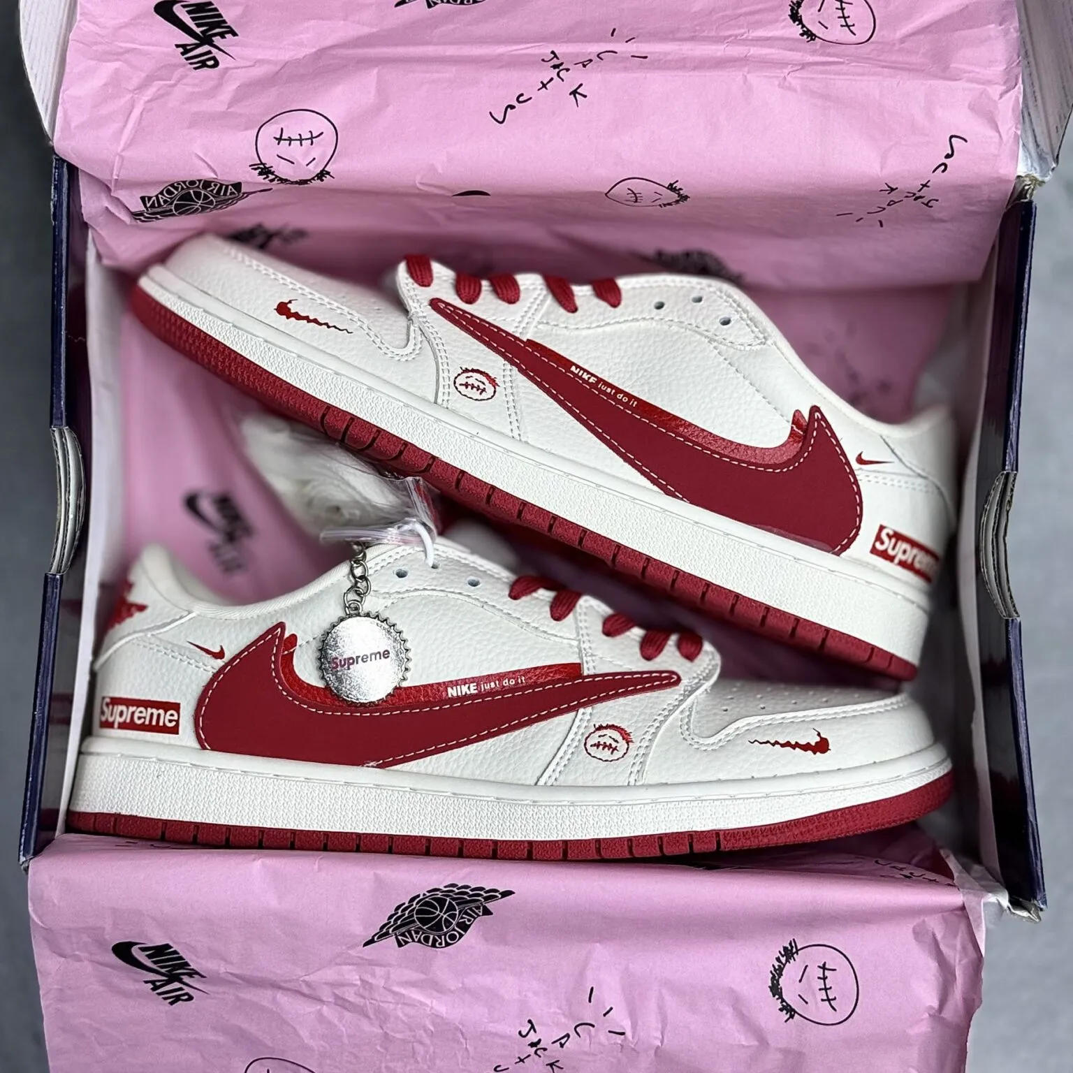 کفش نایک ایر جردن وان لو تراویس اسکات فرگمنت سوپریم Nike Air Jordan 1 Low Travis Scott Fragment Supreme کفش نایک ایر جردن وان لو تراویس اسکات فرگمنت سوپریم Nike Air Jordan 1 Low Travis Scott Fragment Supreme - تصویر 3