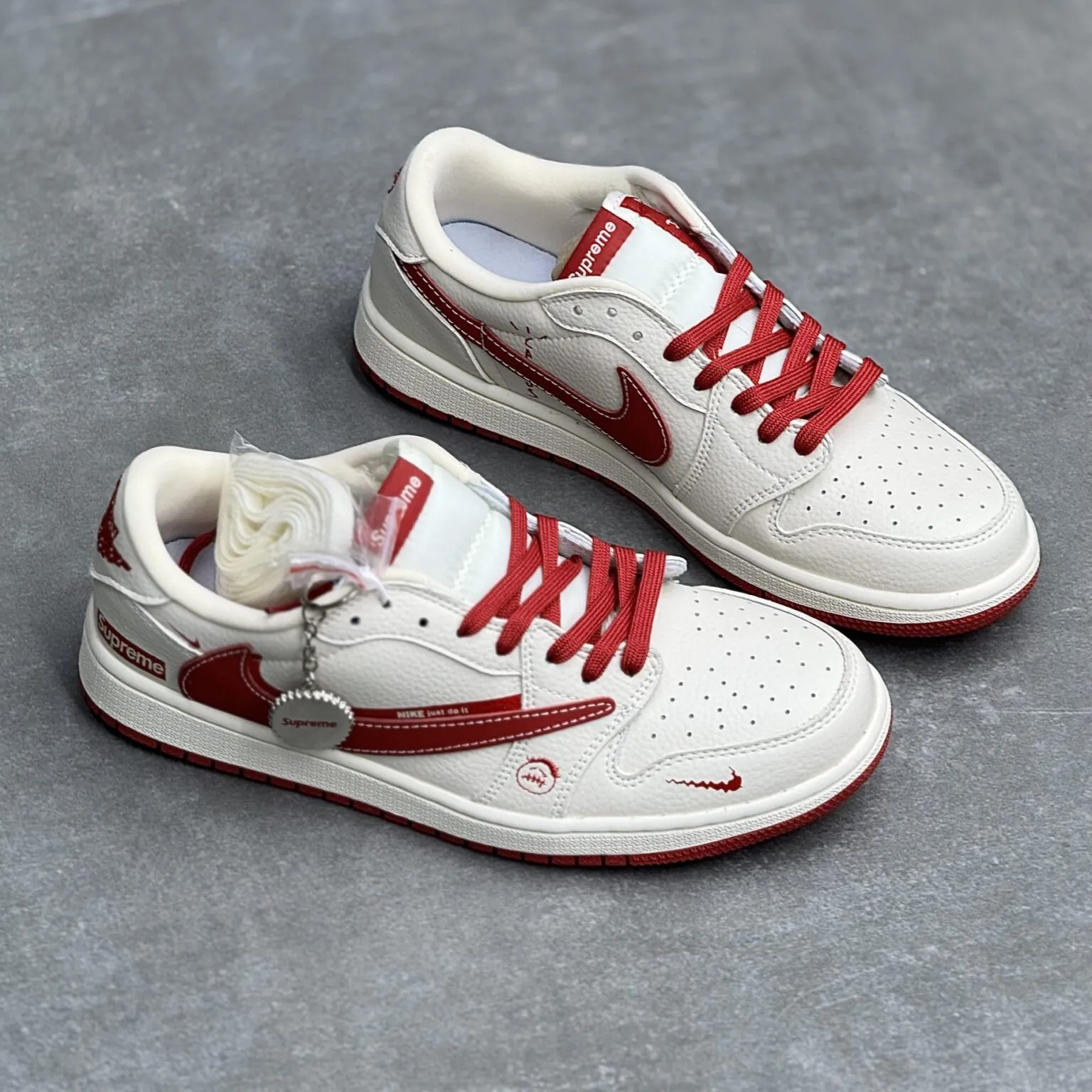 کفش نایک ایر جردن وان لو تراویس اسکات فرگمنت سوپریم Nike Air Jordan 1 Low Travis Scott Fragment Supreme کفش نایک ایر جردن وان لو تراویس اسکات فرگمنت سوپریم Nike Air Jordan 1 Low Travis Scott Fragment Supreme - تصویر 2