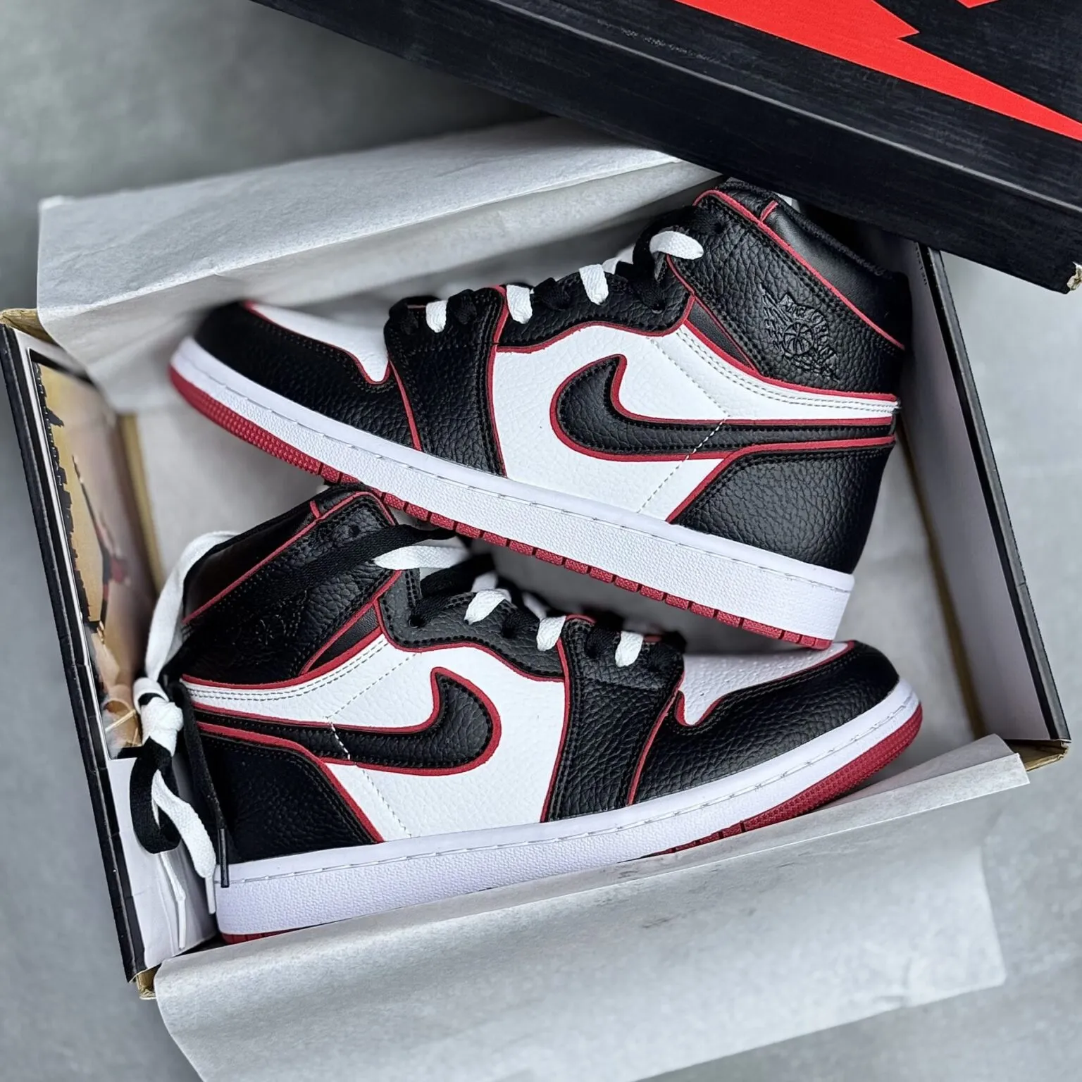 کفش نایک ایر جردن وان ساقدار رترو سفید مشکی قرمز Nike Air Jordan 1 High Retro White Black Red کفش نایک ایر جردن وان ساقدار رترو سفید مشکی قرمز Nike Air Jordan 1 High Retro White Black Red - تصویر 2