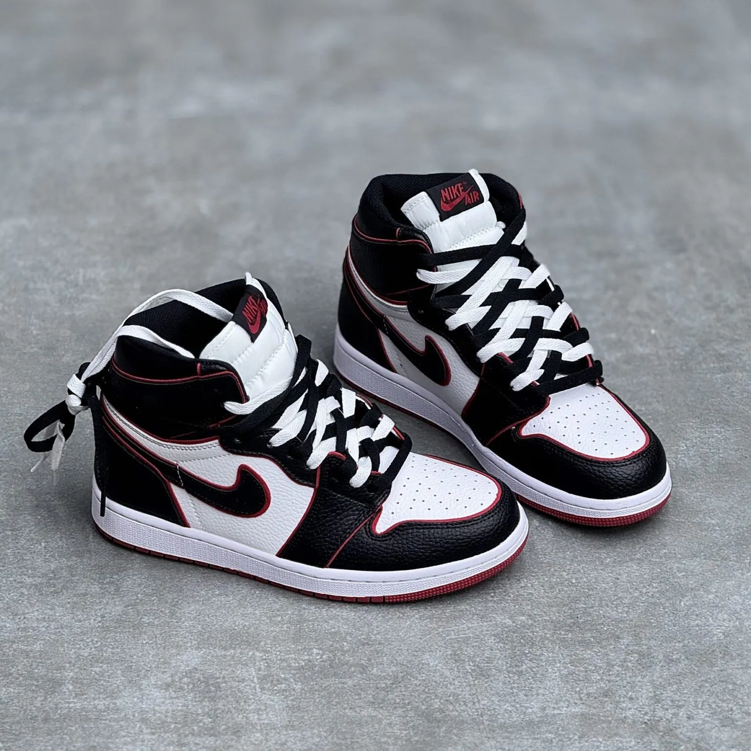 کفش نایک ایر جردن وان ساقدار رترو سفید مشکی قرمز Nike Air Jordan 1 High Retro White Black Red کفش نایک ایر جردن وان ساقدار رترو سفید مشکی قرمز Nike Air Jordan 1 High Retro White Black Red - تصویر 3