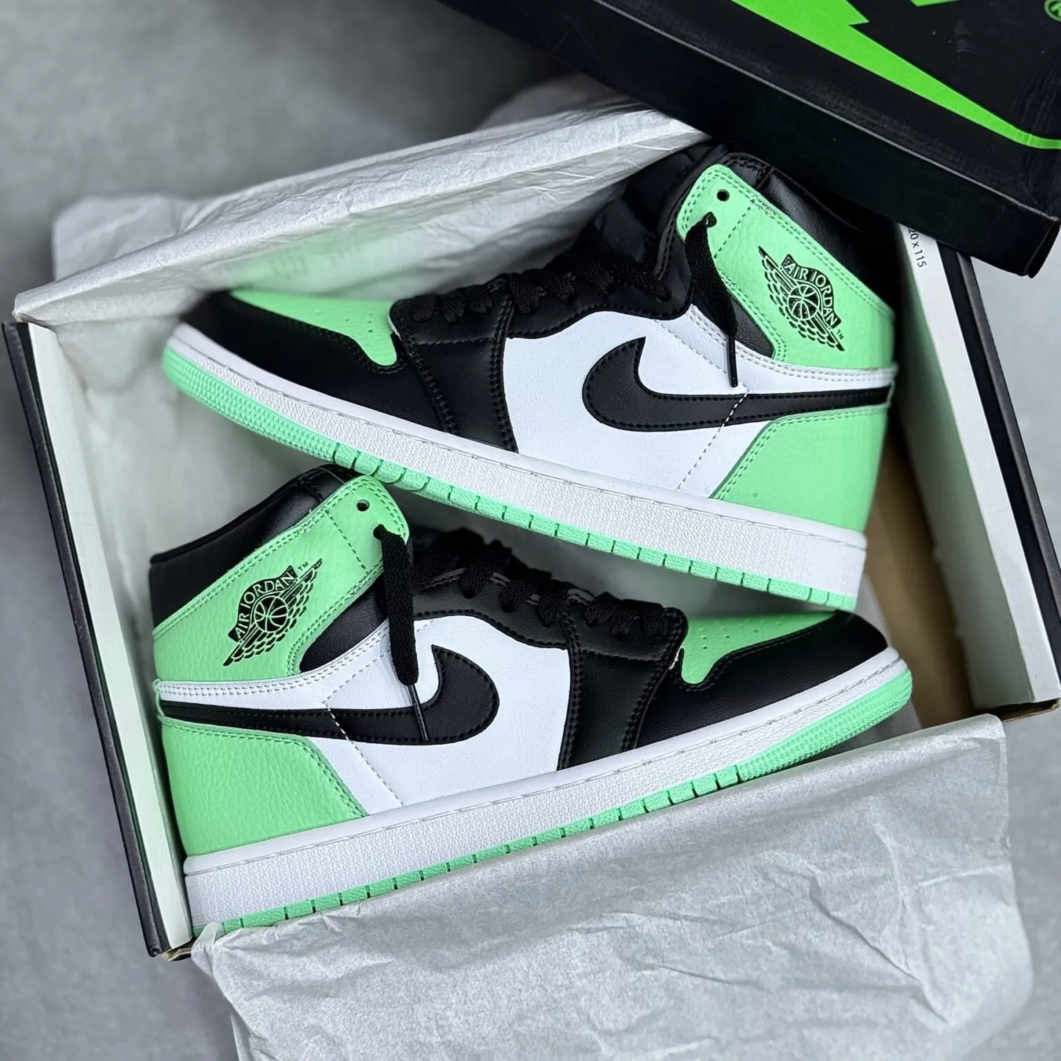 کفش نایک ایر جردن وان ساقدار مشکی سبز Nike Air Jordan 1 High Black Green کفش نایک ایر جردن وان ساقدار مشکی سبز Nike Air Jordan 1 High Black Green - تصویر 2