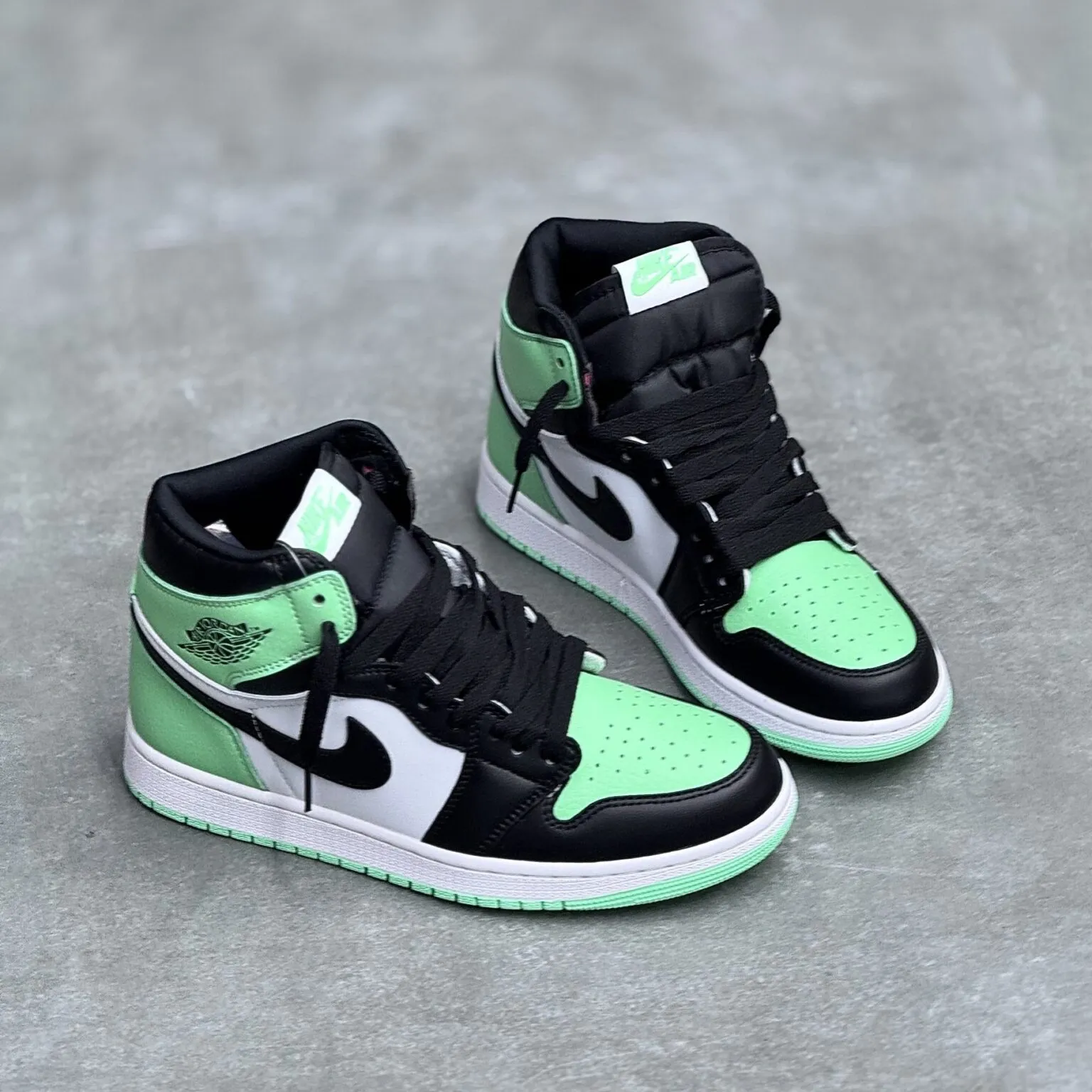 کفش نایک ایر جردن وان ساقدار مشکی سبز Nike Air Jordan 1 High Black Green کفش نایک ایر جردن وان ساقدار مشکی سبز Nike Air Jordan 1 High Black Green - تصویر 3