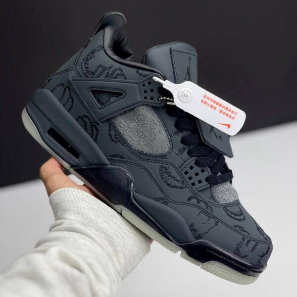 کفش نایک ایر جردن فور کاز مستر کوالیتی طوسی تیره Nike Air Jordan 4 KAWS Dark Grey کفش نایک ایر جردن فور کاز مستر کوالیتی طوسی تیره Nike Air Jordan 4 KAWS Dark Grey
