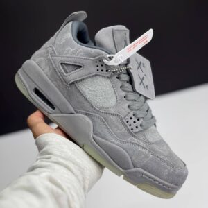 کفش نایک ایر جردن فور کاز مستر کوالیتی طوسی روشن | Nike Air Jordan 4 KAWS Light Grey کفش نایک ایر جردن فور کاز مستر کوالیتی طوسی روشن | Nike Air Jordan 4 KAWS Light Grey