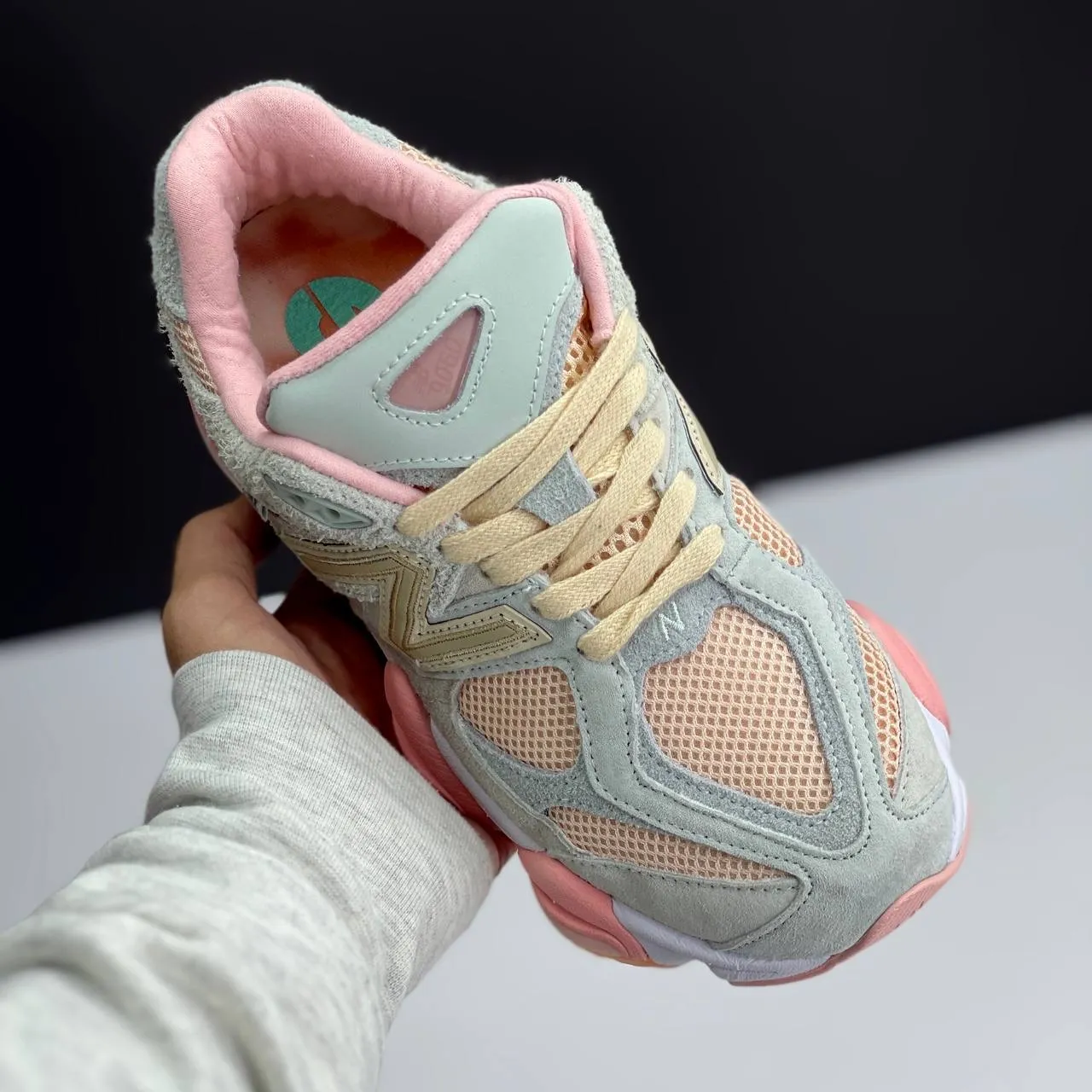 کتونی نیوبالانس ۹۰۶۰ طوسی صورتی New Balance 9060 Gray Pink - تصویر 4