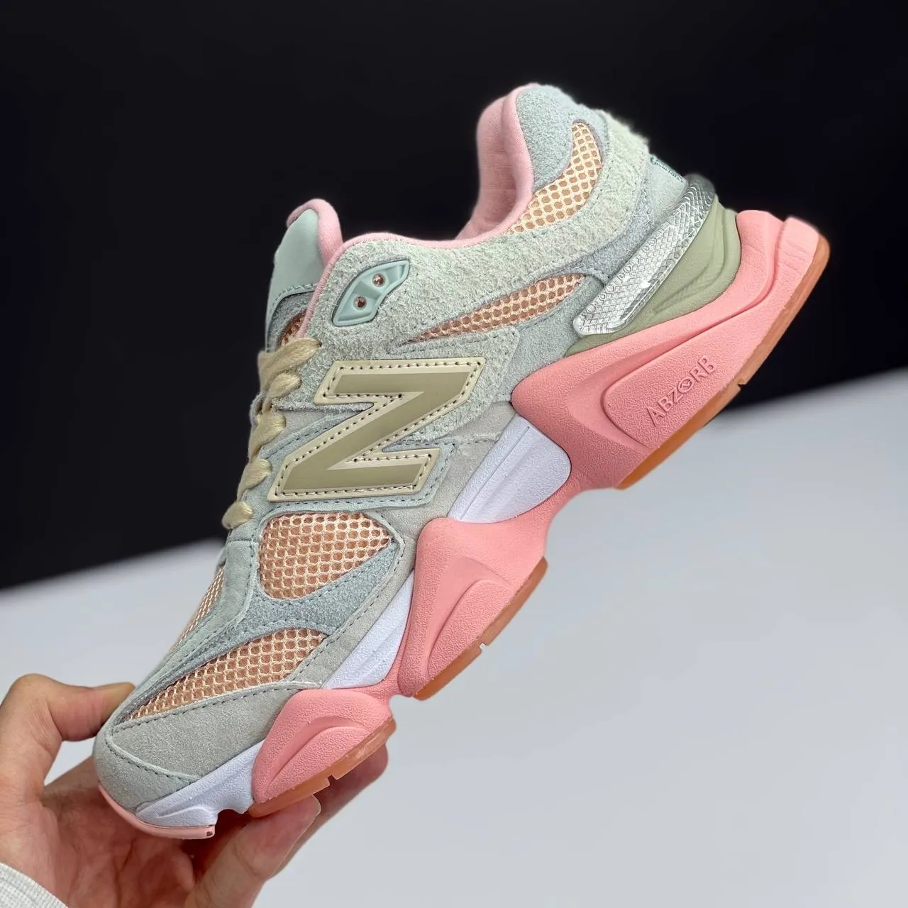 کتونی نیوبالانس ۹۰۶۰ طوسی صورتی New Balance 9060 Gray Pink - تصویر 2