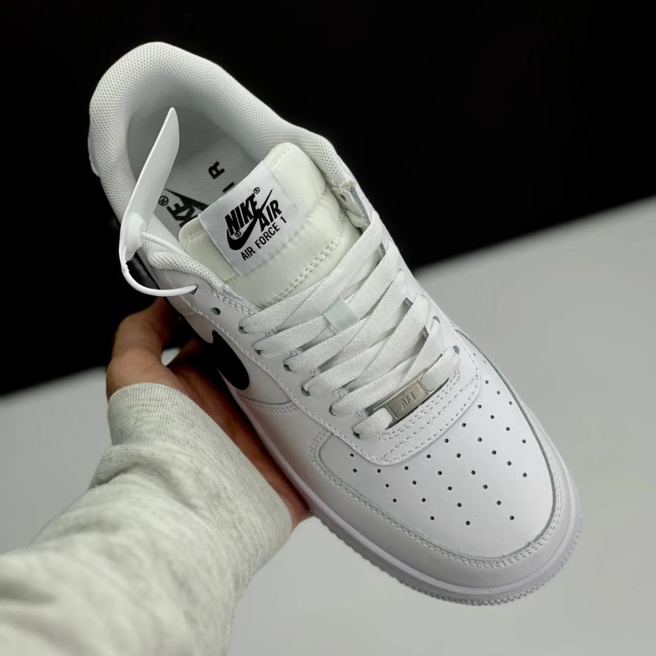 نایک ایر فورس وان سفید مشکی Nike Air Force 1 White Black نایک ایر فورس وان سفید مشکی Nike Air Force 1 White Black - تصویر 3