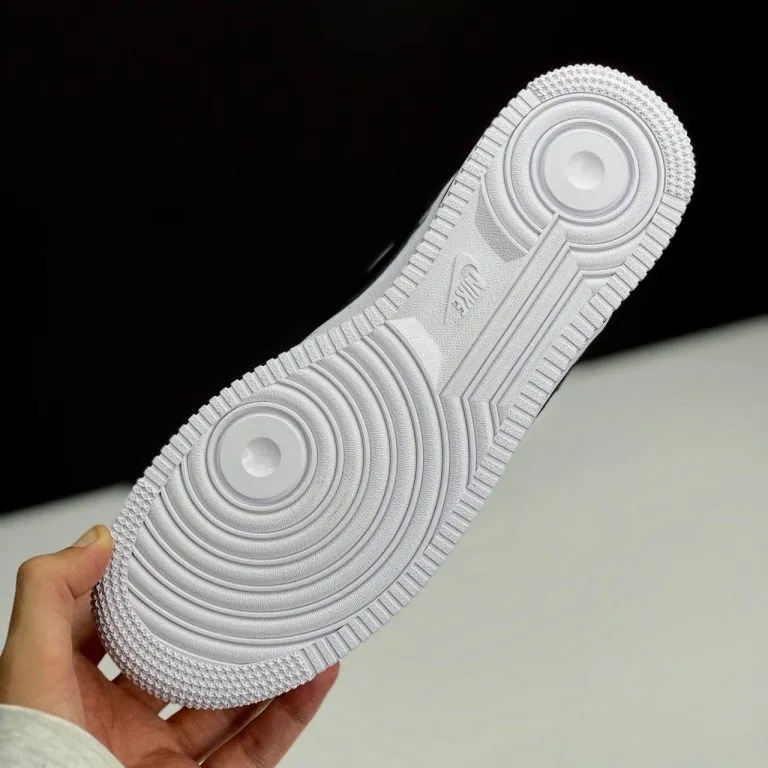 نایک ایر فورس وان سفید مشکی Nike Air Force 1 White Black نایک ایر فورس وان سفید مشکی Nike Air Force 1 White Black - تصویر 4
