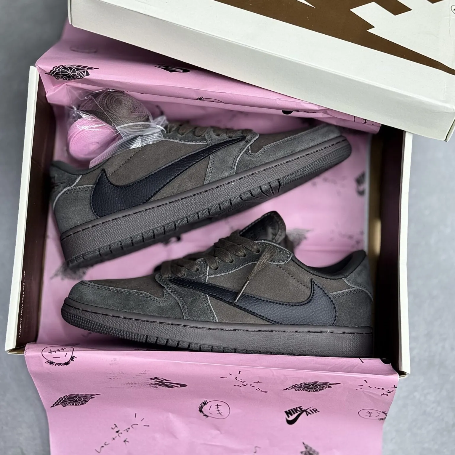 کفش نایک ایر جردن وان لو تراویس اسکات قهوه‌ای موکا Nike Air Jordan 1 Low Travis Scott Mocha - تصویر 2