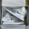 کفش نایک ایر جردن وان ساقدار نقرهای براق Nike Air Jordan 1 High Metallic Silver کفش نایک ایر جردن وان ساقدار نقرهای براق Nike Air Jordan 1 High Metallic Silver - تصویر 2