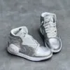 کفش نایک ایر جردن وان ساقدار نقرهای براق Nike Air Jordan 1 High Metallic Silver کفش نایک ایر جردن وان ساقدار نقرهای براق Nike Air Jordan 1 High Metallic Silver - تصویر 3