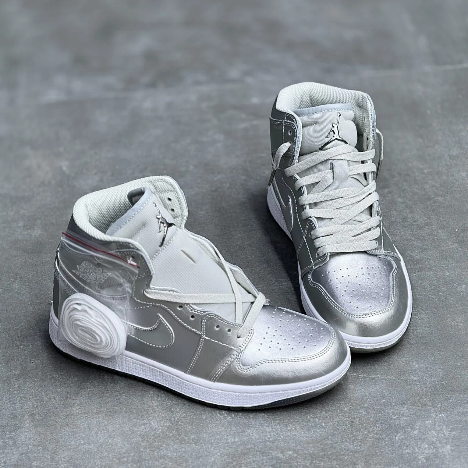 کفش نایک ایر جردن وان ساقدار نقرهای براق Nike Air Jordan 1 High Metallic Silver کفش نایک ایر جردن وان ساقدار نقرهای براق Nike Air Jordan 1 High Metallic Silver - تصویر 3