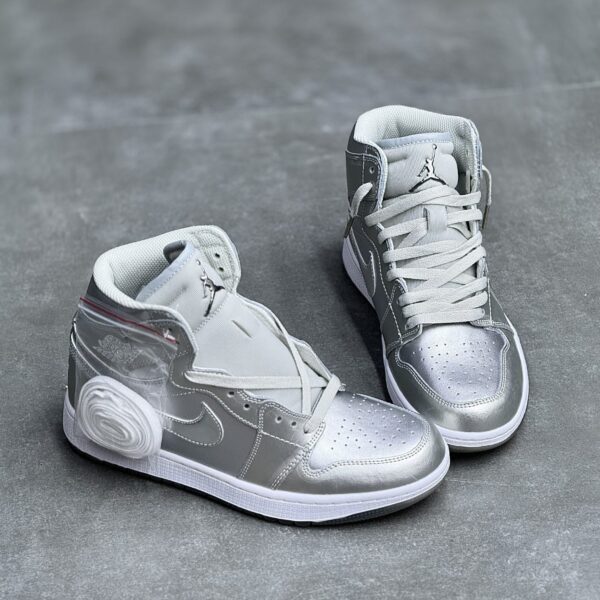 کفش نایک ایر جردن وان ساقدار نقره‌ای براق Nike Air Jordan 1 High Metallic Silver