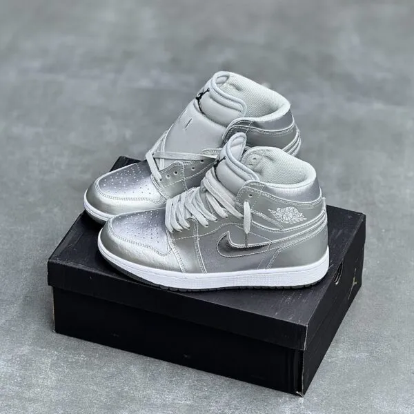 کفش نایک ایر جردن وان ساقدار نقرهای براق Nike Air Jordan 1 High Metallic Silver کفش نایک ایر جردن وان ساقدار نقرهای براق Nike Air Jordan 1 High Metallic Silver
