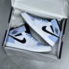 کفش نایک ایر جردن وان ساقدار سفید آبی Nike Air Jordan 1 High White Blue کفش نایک ایر جردن وان ساقدار سفید آبی Nike Air Jordan 1 High White Blue