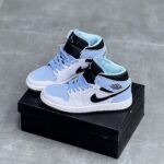کفش نایک ایر جردن وان ساقدار سفید آبی Nike Air Jordan 1 High White Blue