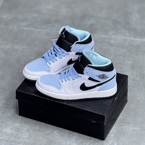 کفش نایک ایر جردن وان ساقدار سفید آبی Nike Air Jordan 1 High White Blue کفش نایک ایر جردن وان ساقدار سفید آبی Nike Air Jordan 1 High White Blue