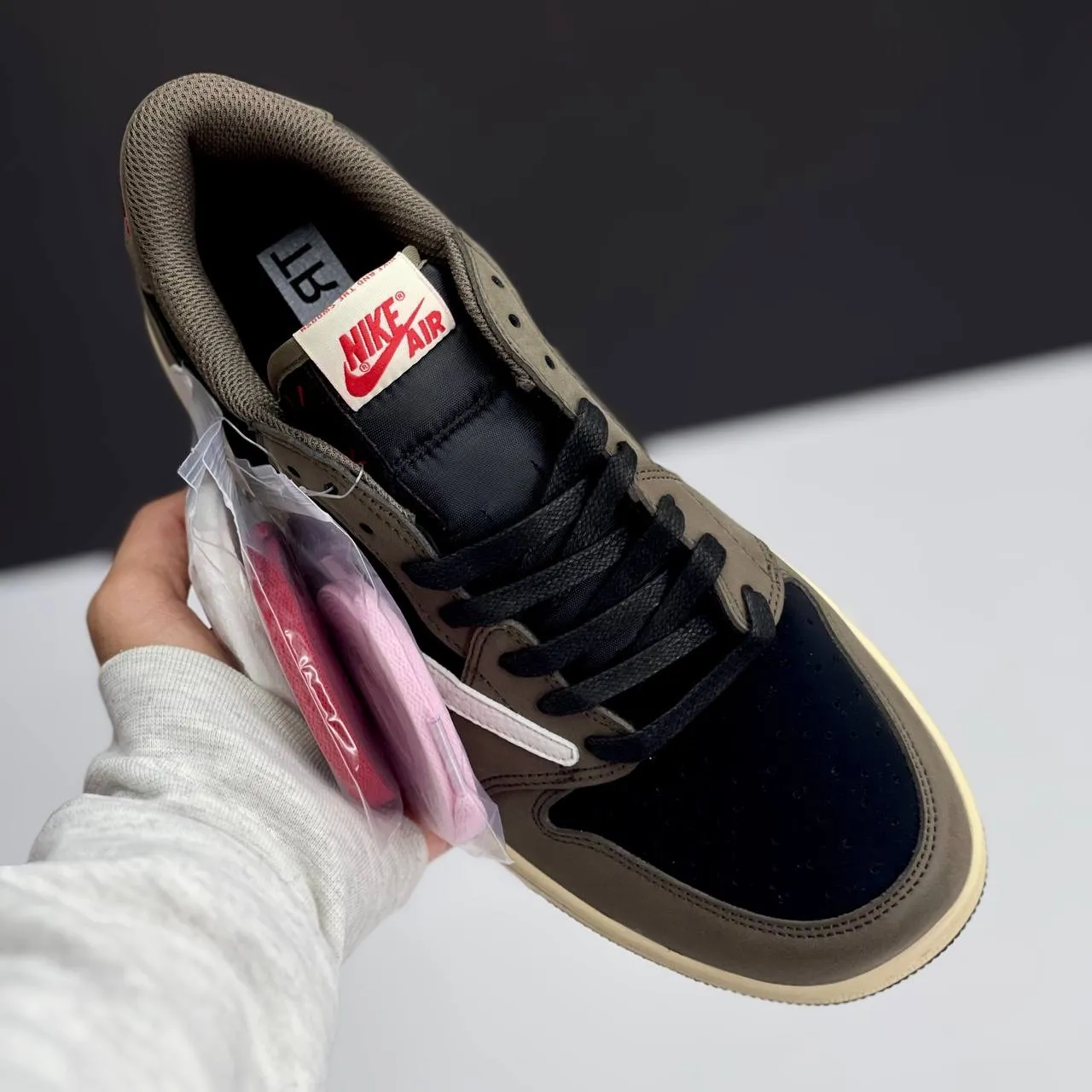 کفش نایک ایر جردن ۱ لو تراویس اسکات دارک موکا Nike Air Jordan 1 Low Travis Scott Dark Mocha - تصویر 3