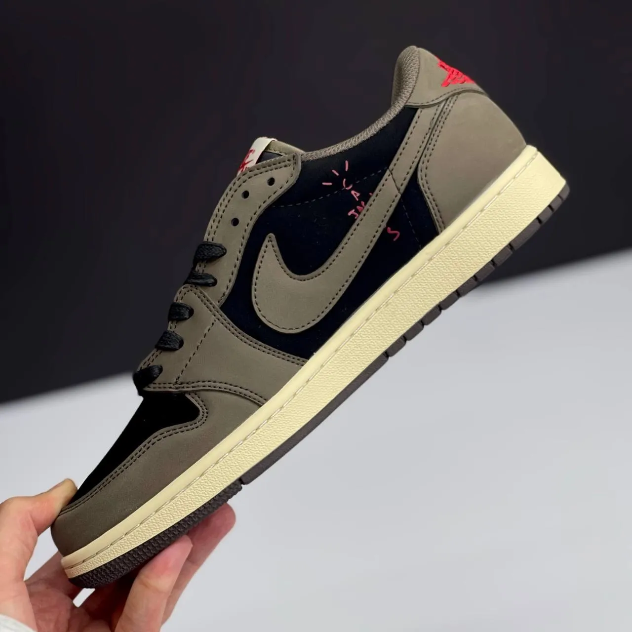 کفش نایک ایر جردن ۱ لو تراویس اسکات دارک موکا Nike Air Jordan 1 Low Travis Scott Dark Mocha - تصویر 2