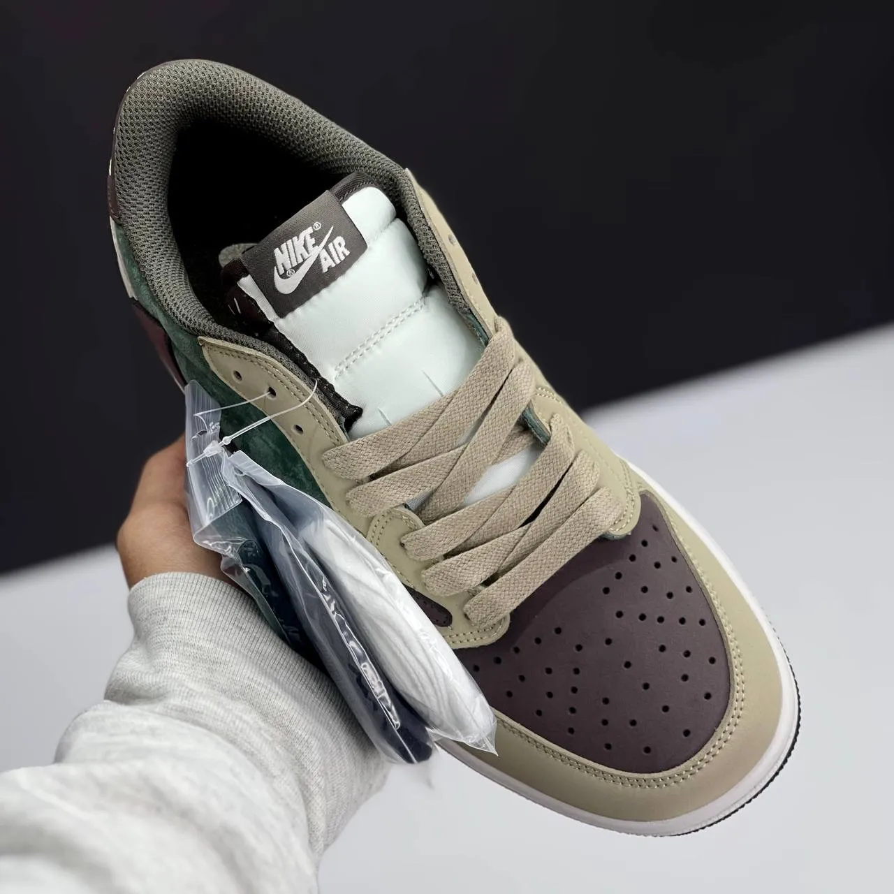 کفش نایک ایر جردن ۱ لو تراویس اسکات سبز قهوهای Nike Air Jordan 1 Low Travis Scott Green Brown کفش نایک ایر جردن ۱ لو تراویس اسکات سبز قهوهای Nike Air Jordan 1 Low Travis Scott Green Brown - تصویر 4