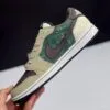 کفش نایک ایر جردن ۱ لو تراویس اسکات سبز قهوهای Nike Air Jordan 1 Low Travis Scott Green Brown کفش نایک ایر جردن ۱ لو تراویس اسکات سبز قهوهای Nike Air Jordan 1 Low Travis Scott Green Brown - تصویر 2