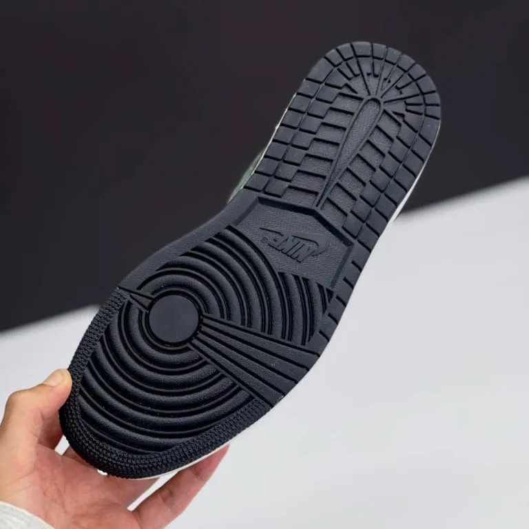 کفش نایک ایر جردن ۱ لو تراویس اسکات سبز قهوهای Nike Air Jordan 1 Low Travis Scott Green Brown کفش نایک ایر جردن ۱ لو تراویس اسکات سبز قهوهای Nike Air Jordan 1 Low Travis Scott Green Brown - تصویر 3