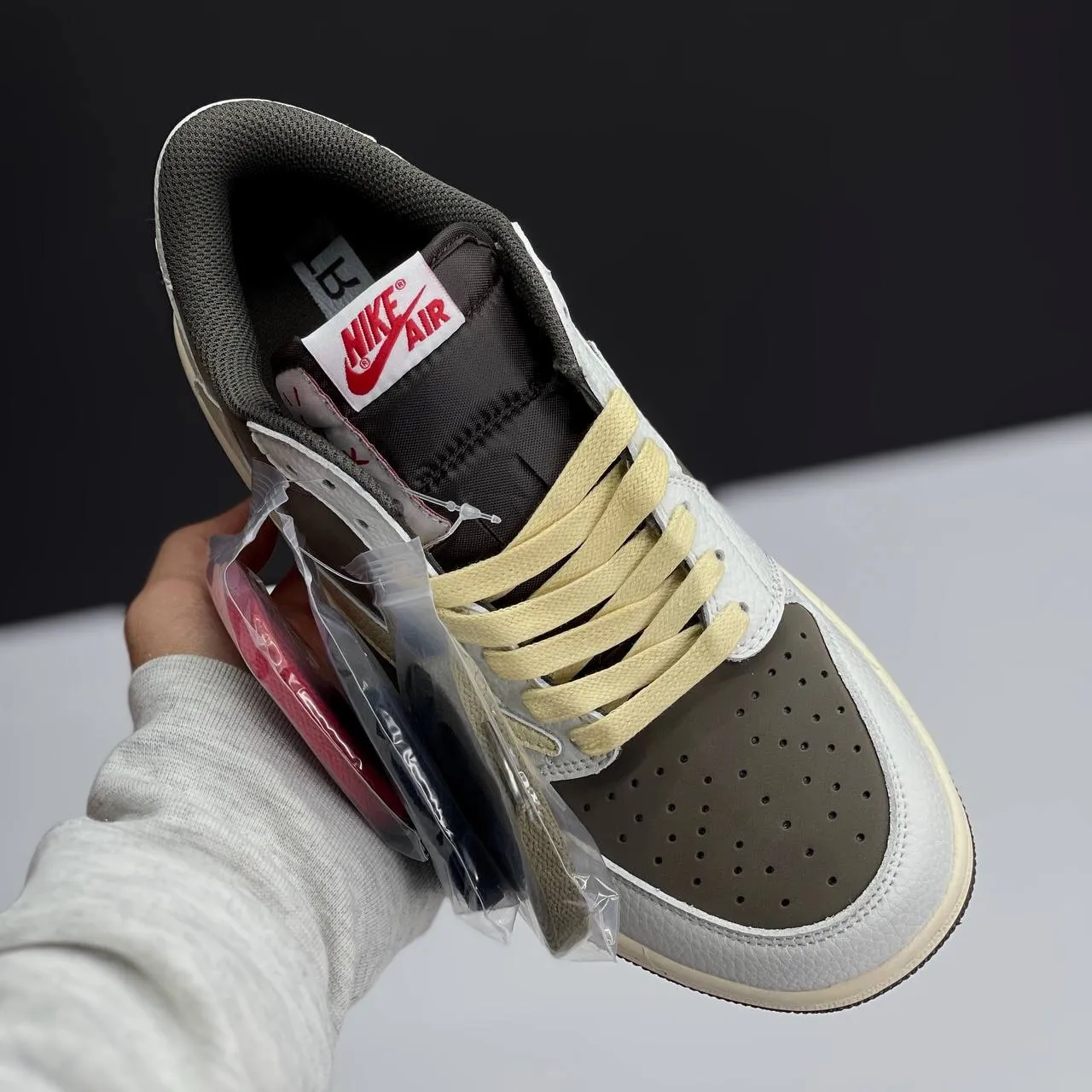 کفش نایک ایر جردن ۱ لو تراویس اسکات ریورس موکا Nike Air Jordan 1 Low Travis Scott Reverse Mocha - تصویر 4