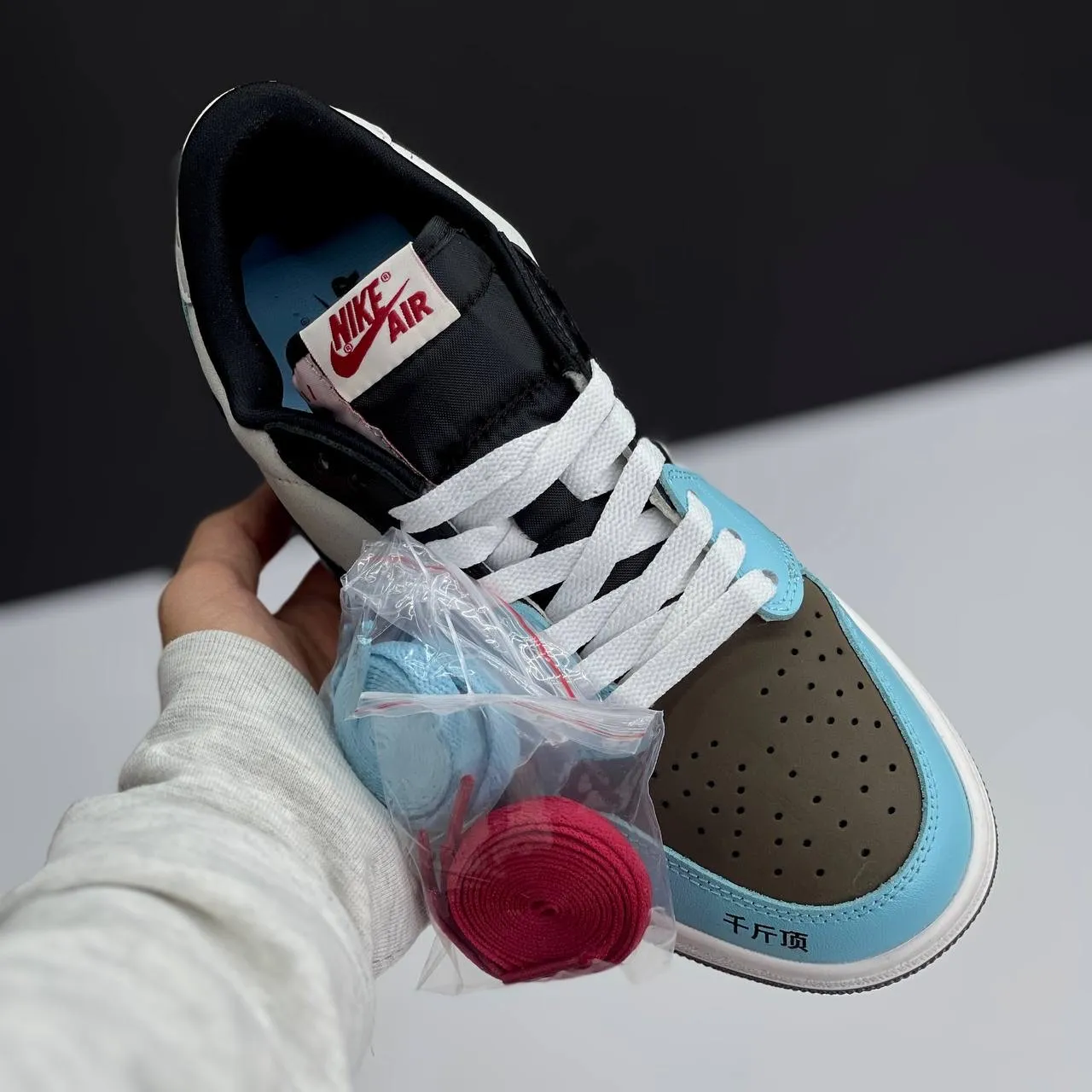 کفش نایک ایر جردن ۱ لو تراویس اسکات بی ام و Nike Air Jordan 1 Low Travis Scott BMW کفش نایک ایر جردن ۱ لو تراویس اسکات بی ام و Nike Air Jordan 1 Low Travis Scott BMW - تصویر 4