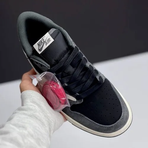 کفش نایک ایر جردن وان لو تراویس اسکات مشکی طوسی سوئد Nike Air Jordan 1 Low Travis Scott Black Grey Suede - تصویر 4