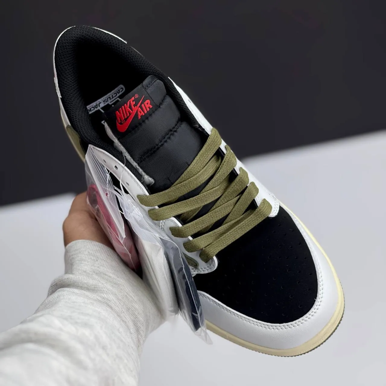 کفش نایک ایر جردن ۱ لو تراویس اسکات الیو Nike Air Jordan 1 Low Travis Scott Olive - تصویر 4