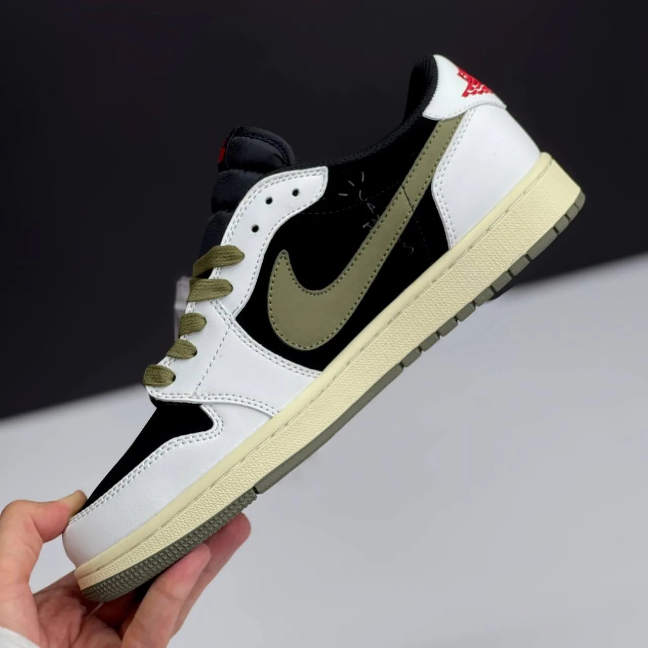 کفش نایک ایر جردن ۱ لو تراویس اسکات الیو Nike Air Jordan 1 Low Travis Scott Olive - تصویر 2