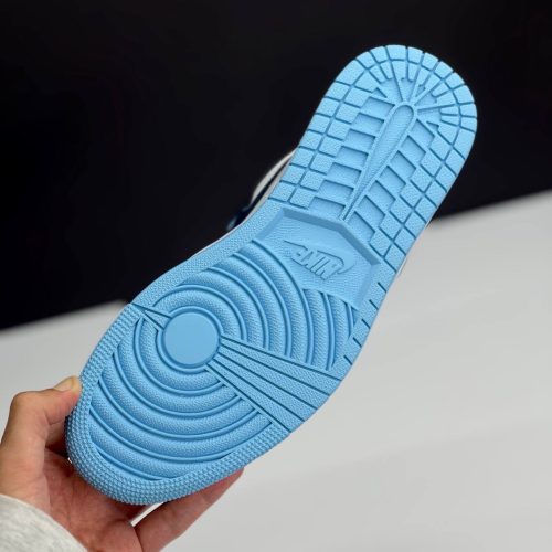 کفش نایک ایر جردن وان ساقدار ورنی آبی سورمه‌ای  Nike Air Jordan 1 High Patent Navy Blue