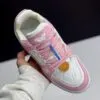 لویی ویتون ترینر سفید صورتی Louis Vuitton Trainer White Pink لویی ویتون ترینر سفید صورتی Louis Vuitton Trainer White Pink - تصویر 2