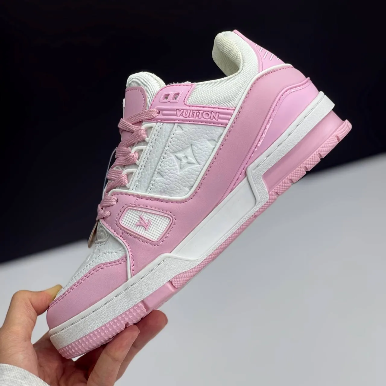 لویی ویتون ترینر سفید صورتی Louis Vuitton Trainer White Pink لویی ویتون ترینر سفید صورتی Louis Vuitton Trainer White Pink - تصویر 3