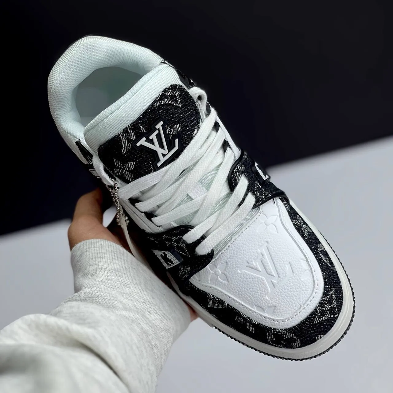 کتونی لویی ویتون ترینر مشکی سفید Louis Vuitton Trainer Black White کتونی لویی ویتون ترینر مشکی سفید Louis Vuitton Trainer Black White - تصویر 2